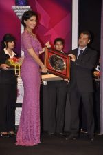 Sonam Kapoor at India Gem and Jewellery Awards in NCPA, Mumbai on 5th Oct 2013 (47).JPG
